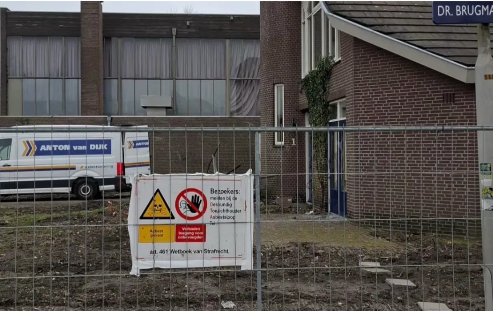 Foto: asbest uitgeest apotheek.jpg